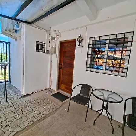 Loti\'s Guesthouse